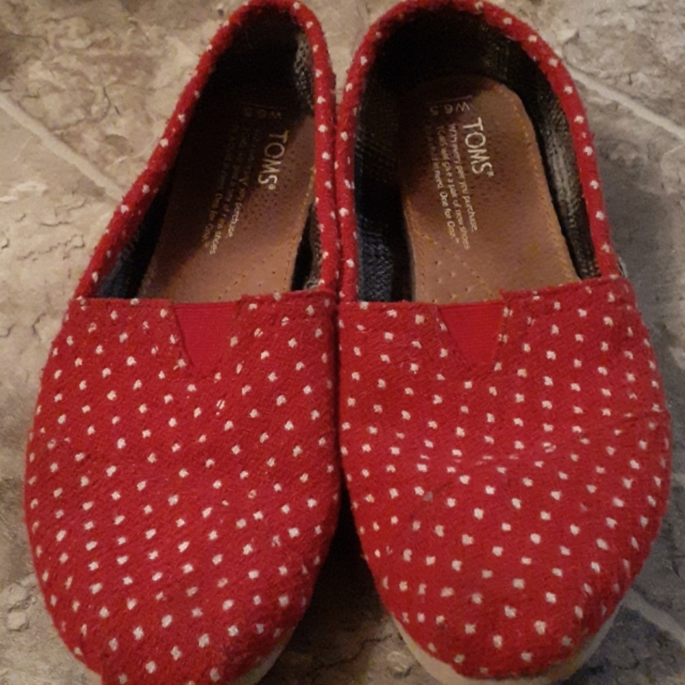 TOMS W6.5 red polka dot slip ons